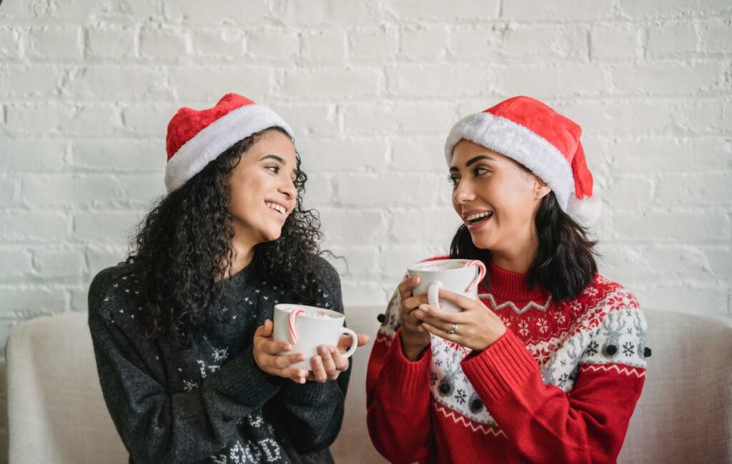 chicas regalándose café de especialidad por Navidad